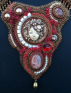 Ketting Lady in Red center